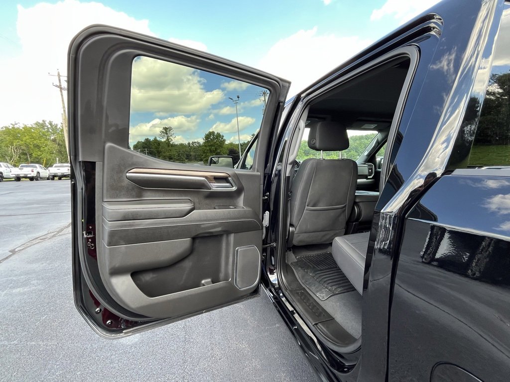 2023 Chevrolet Silverado 1500 LT photo 2