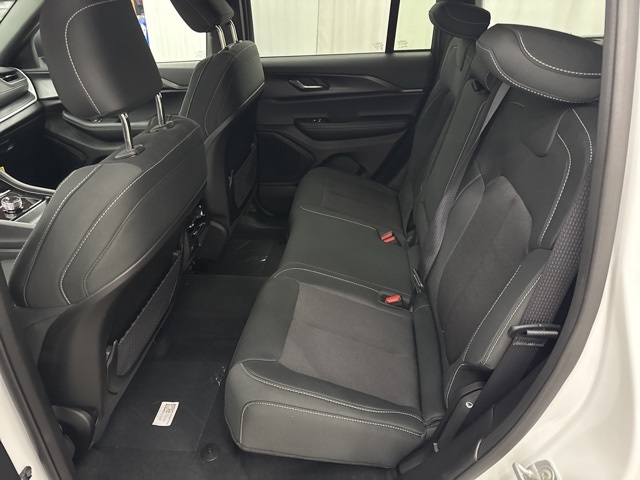 2025 Jeep Grand Cherokee Laredo X photo 2