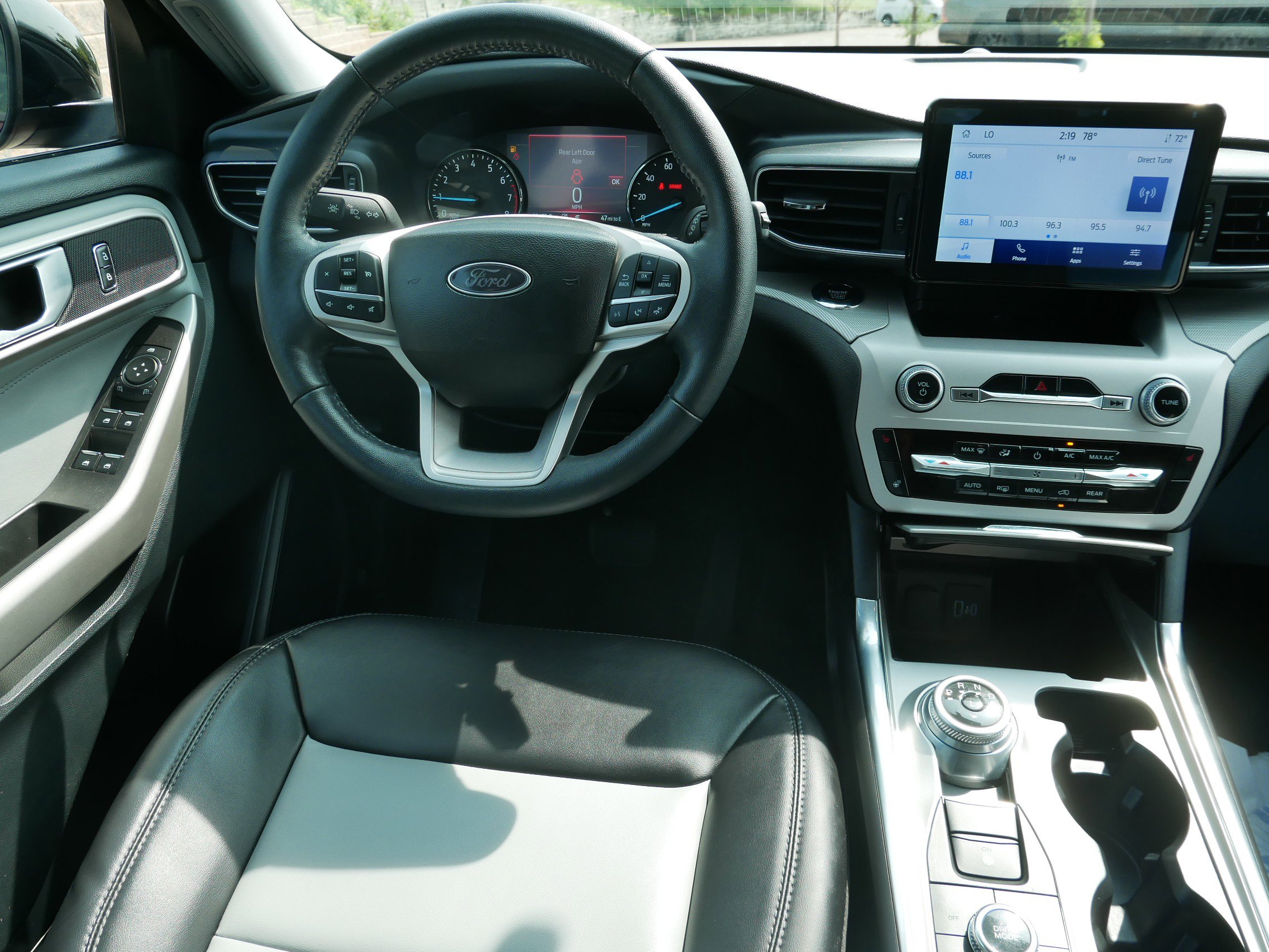 2023 Ford Explorer XLT photo 12