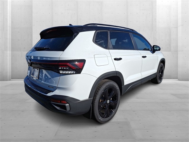 2025 Volkswagen Taos SE photo 3