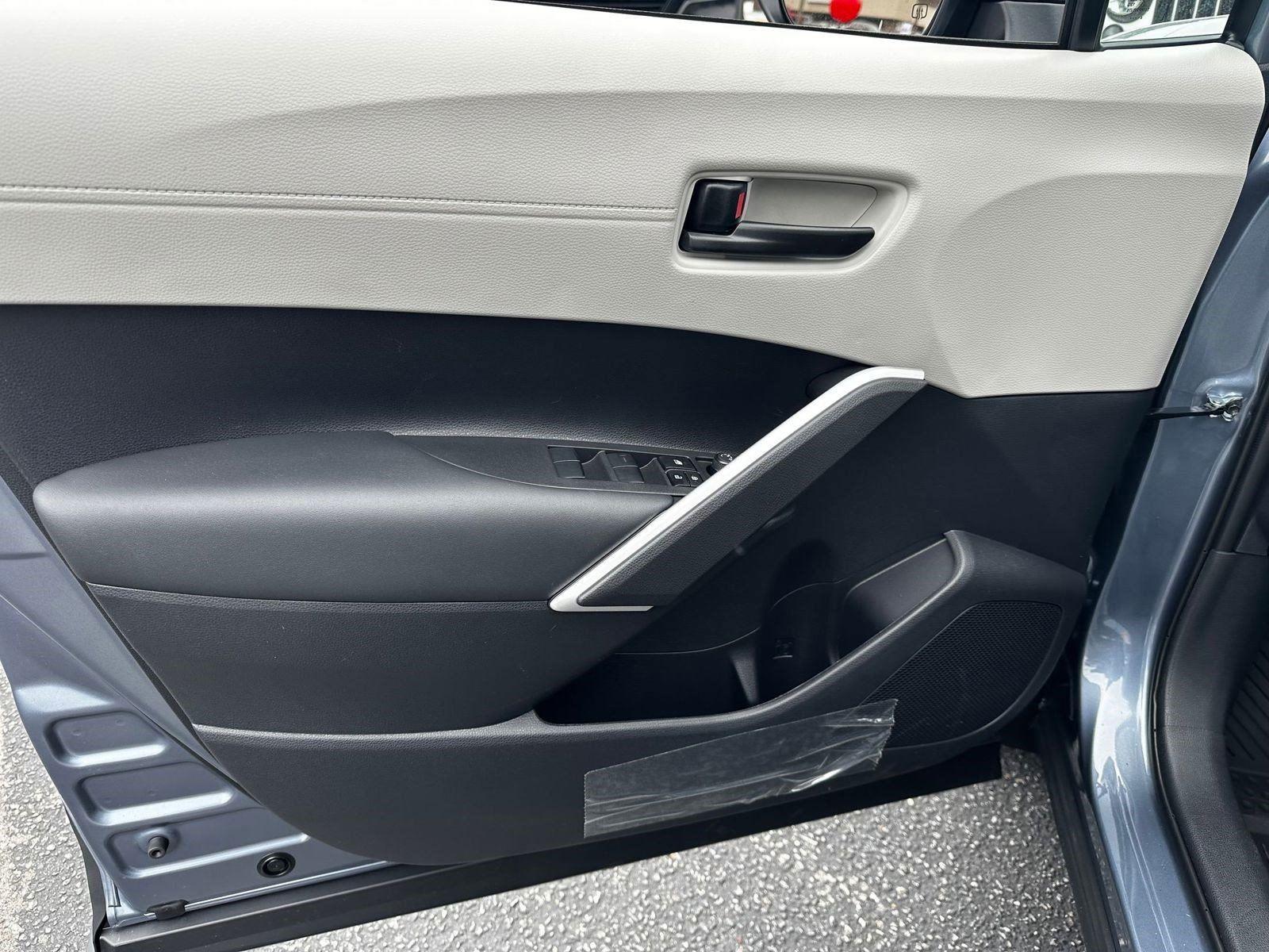 2025 Toyota Corolla Cross L photo 11