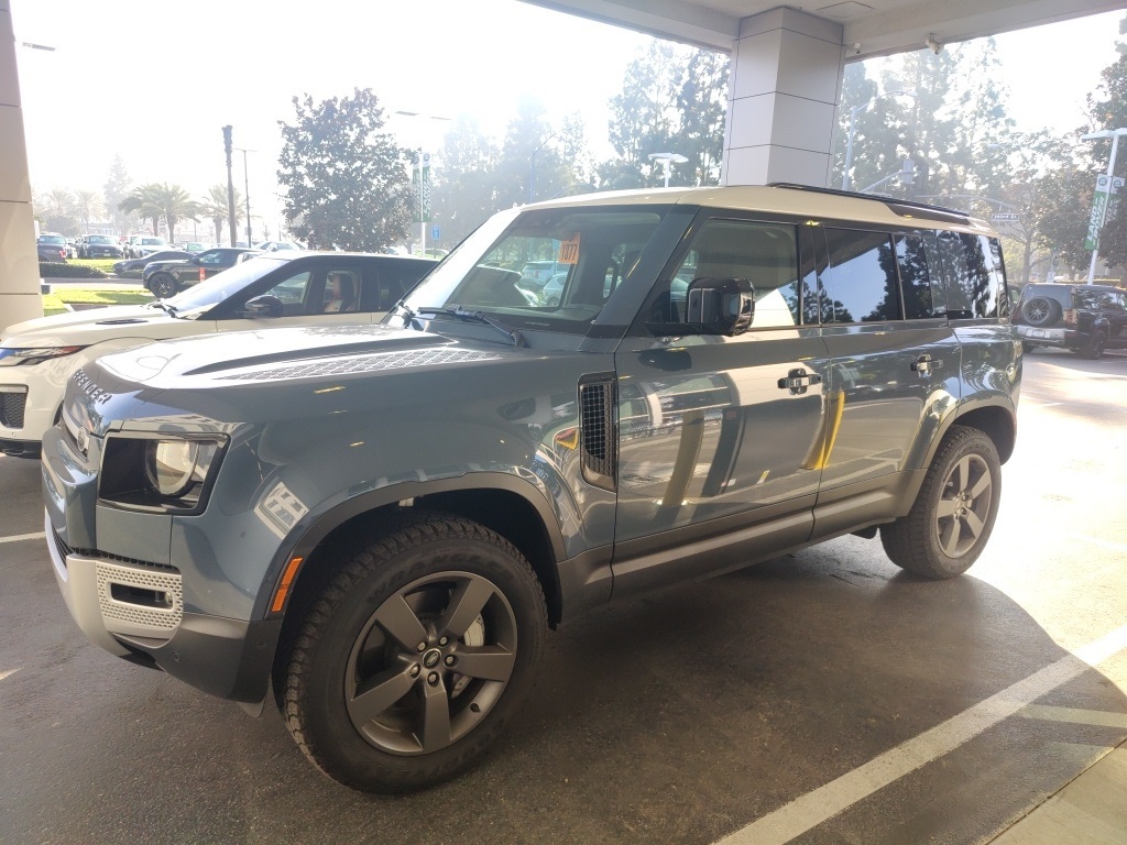 2025 Land Rover Defender S's photo