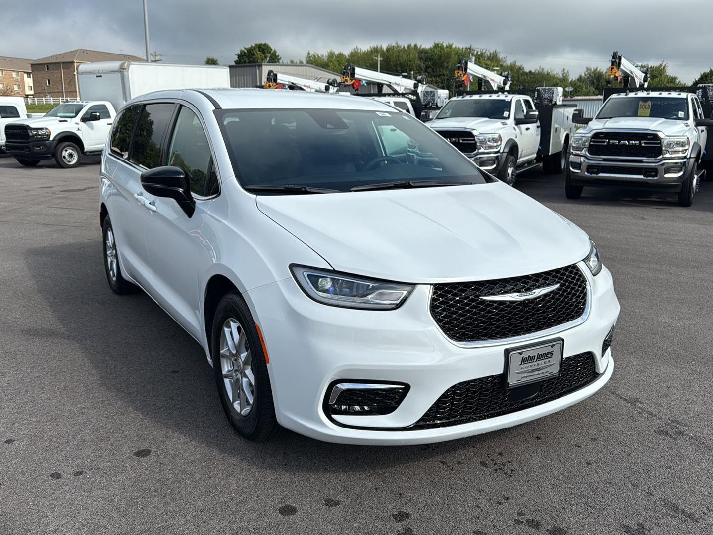 2026 Chrysler Pacifica photo 2