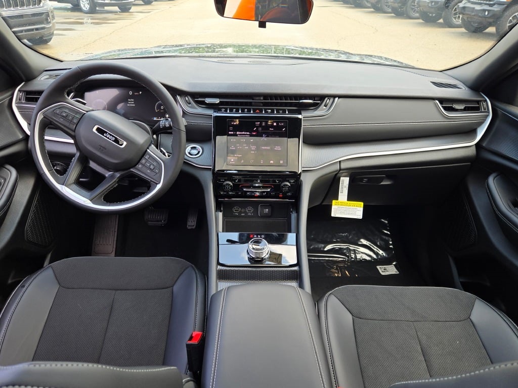 2025 Jeep Grand Cherokee Laredo photo 19
