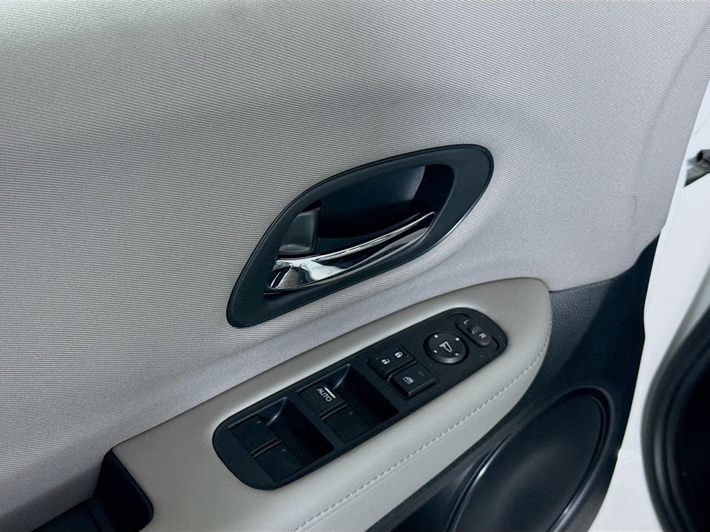 2016 Honda HR-V LX photo 16