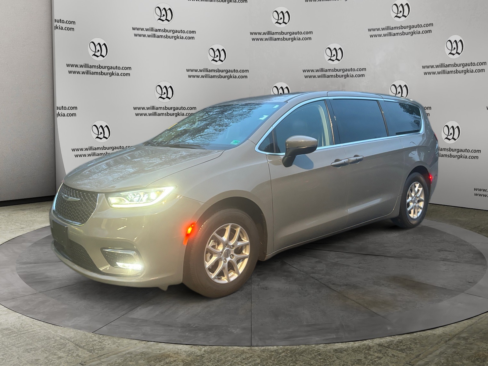 2023 Chrysler Pacifica Touring L's photo