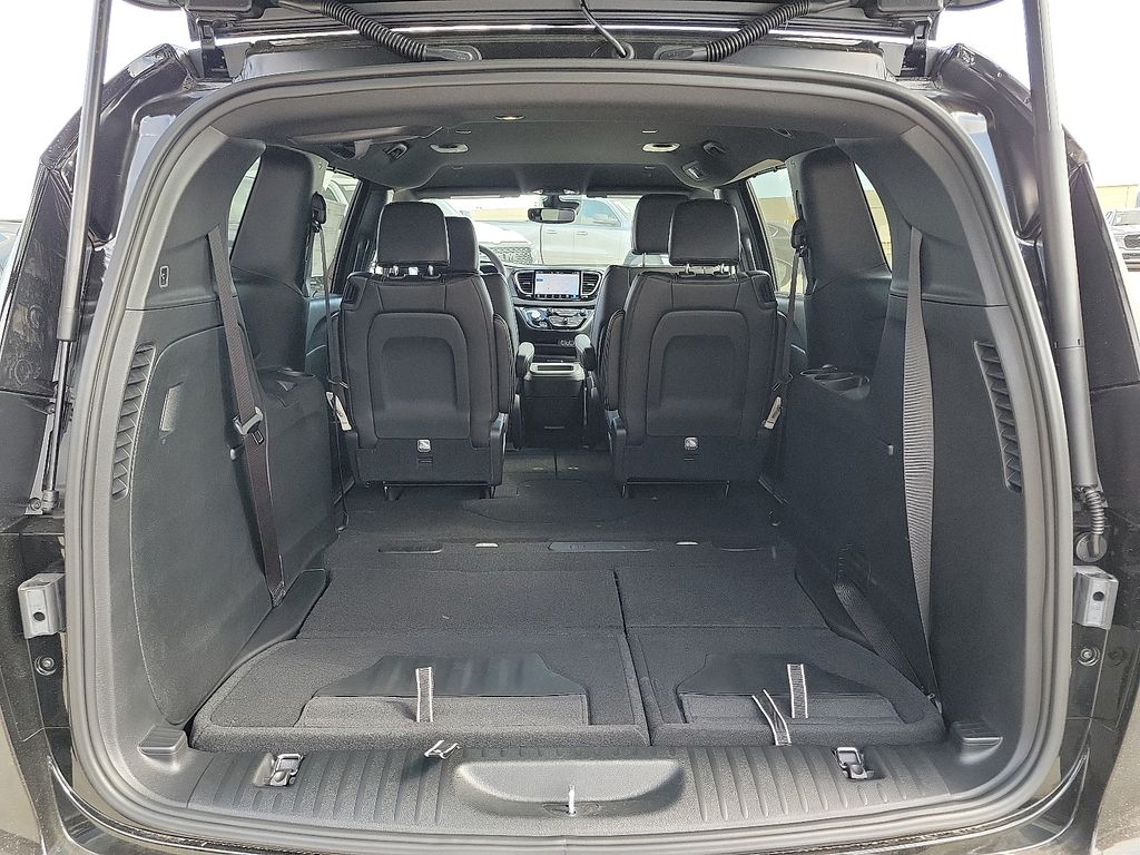 2025 Chrysler Voyager LX photo 10