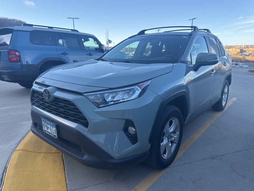 2021 Toyota RAV4 XLE photo 3