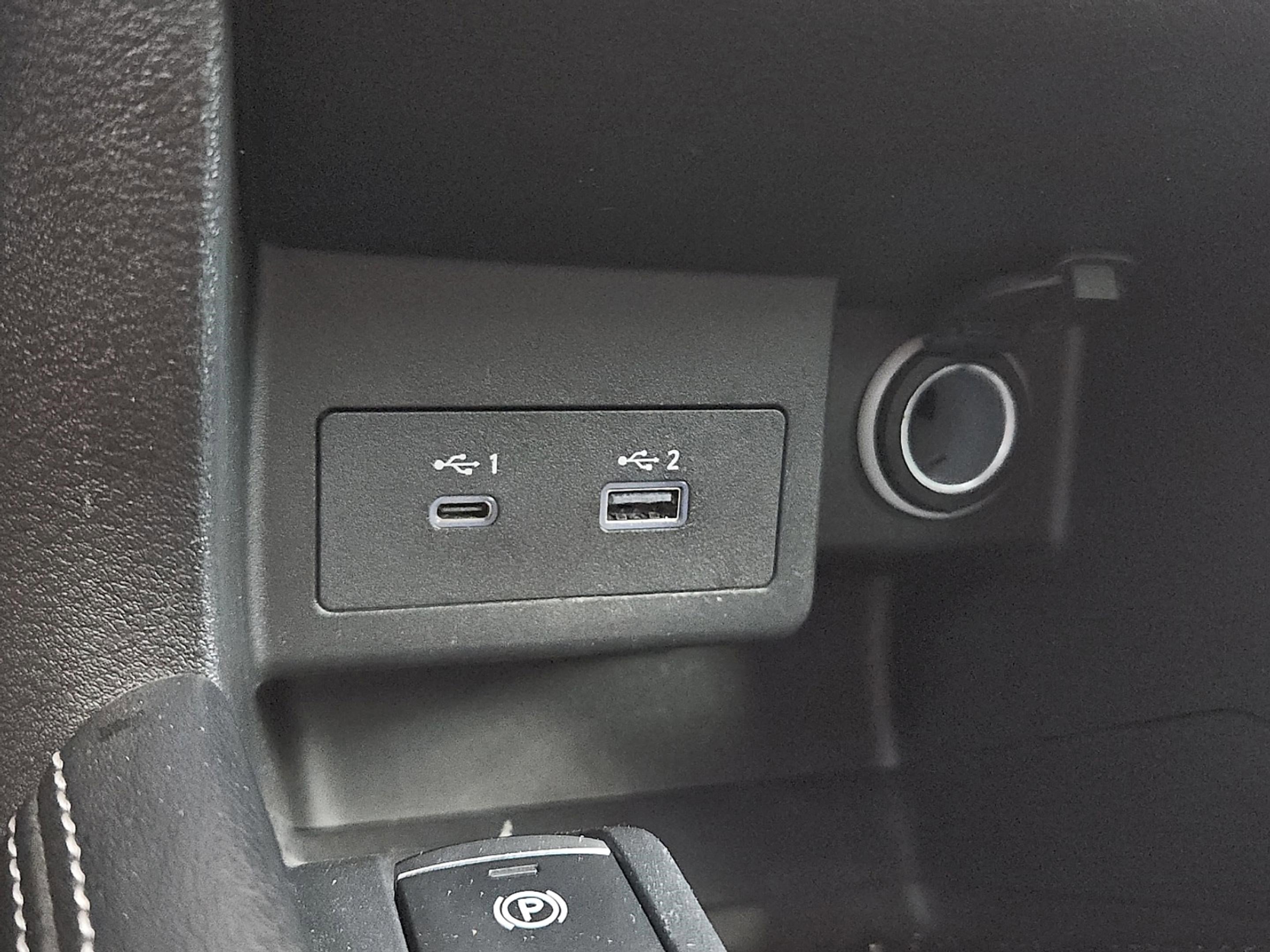 2023 Nissan Kicks SR photo 21