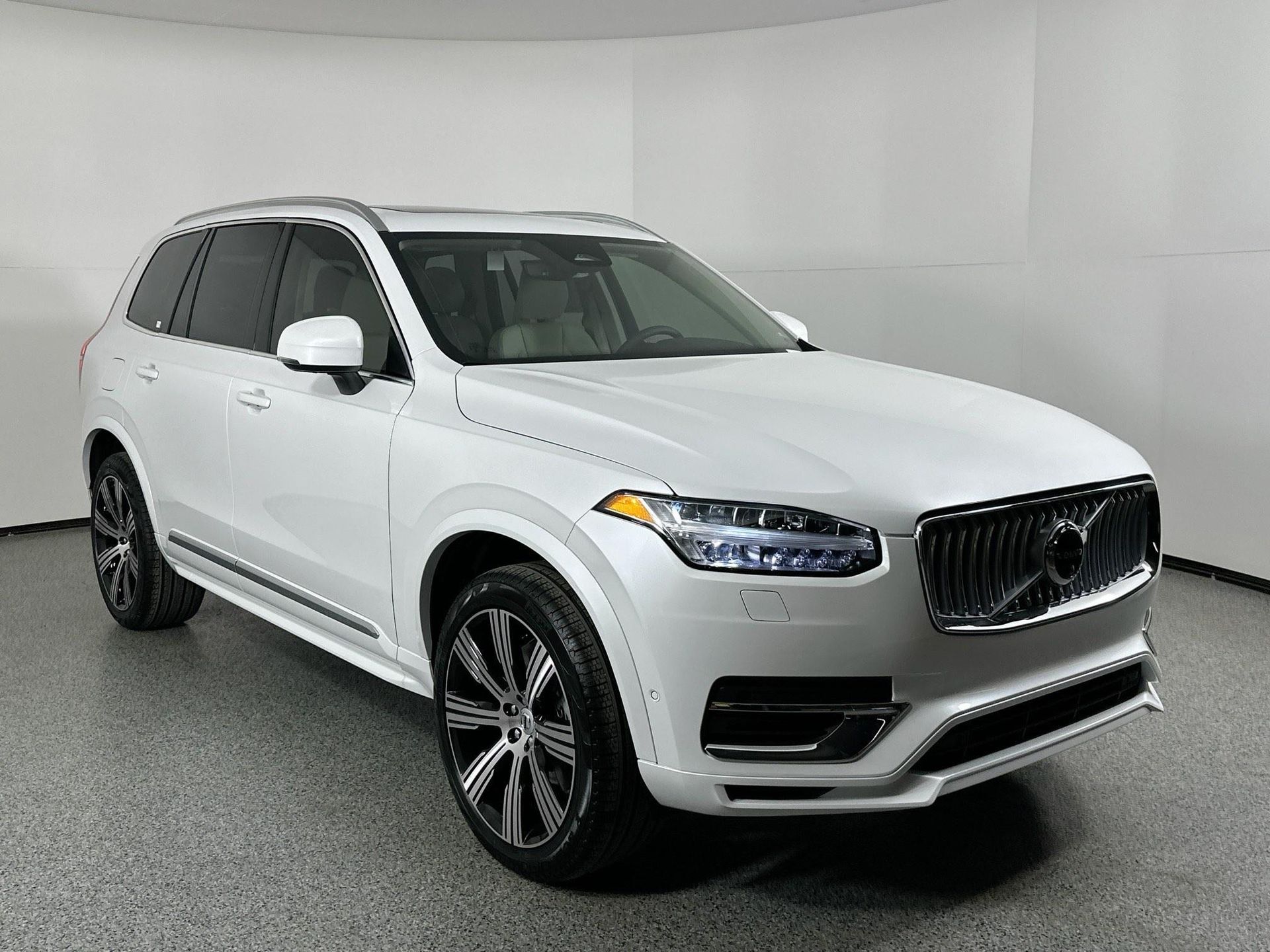 2025 Volvo XC90 T8 AWD Plus photo 3