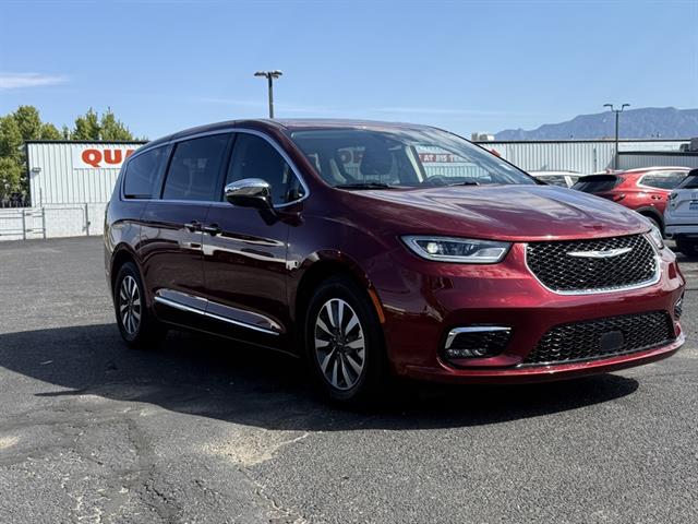 2023 Chrysler Pacifica Hybrid Limited's photo
