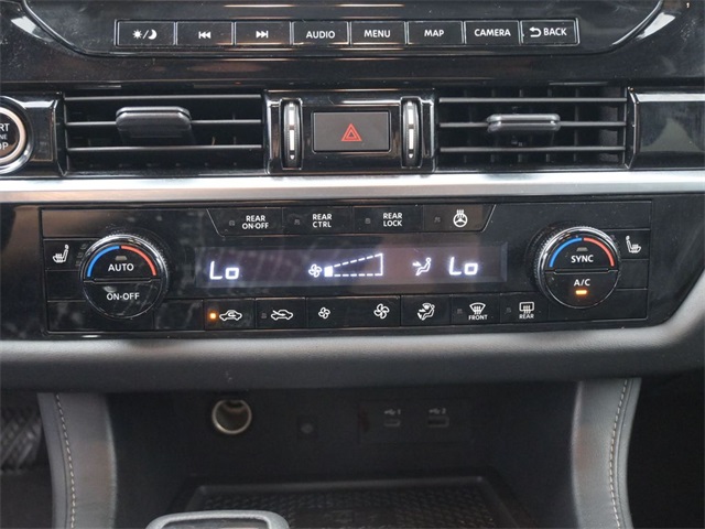 2023 Nissan Pathfinder SL photo 3