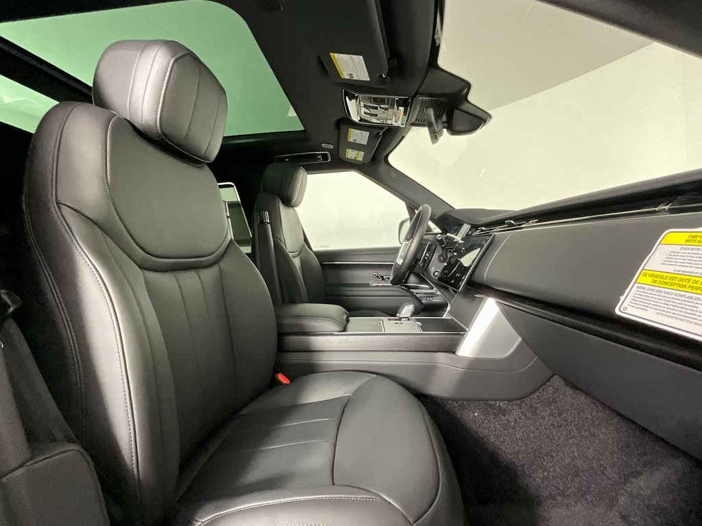 2025 Land Rover Range Rover SE photo 2