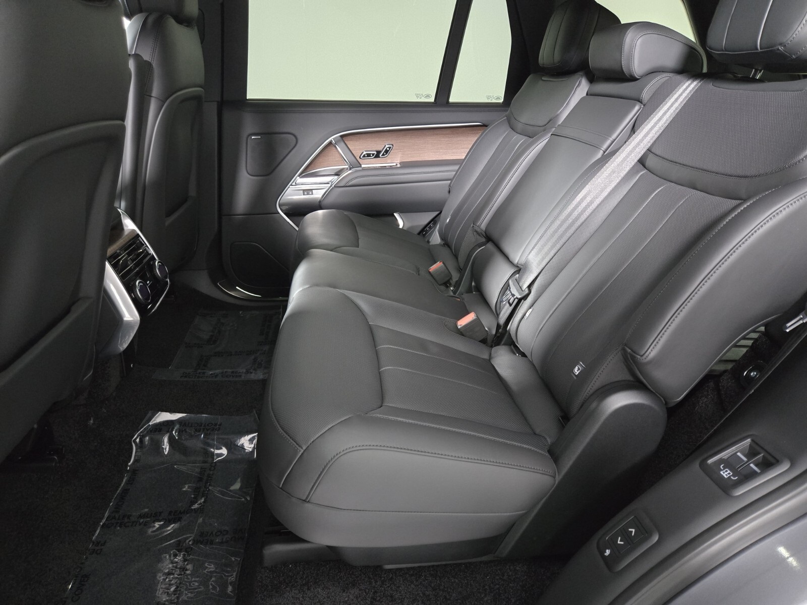 2025 Land Rover Range Rover SE photo 4