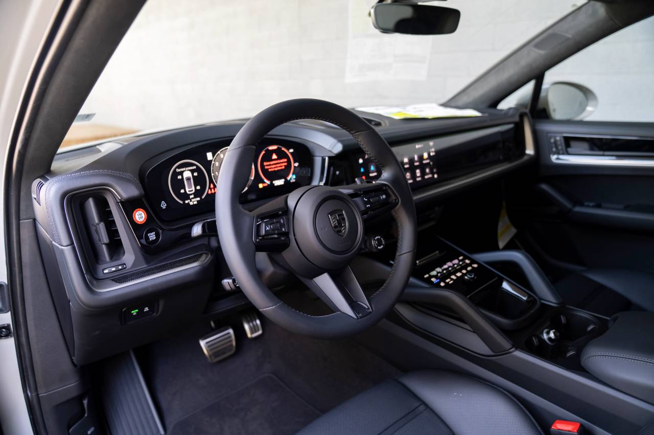 2025 Porsche Cayenne Turbo E-Hybrid Coupe photo 4