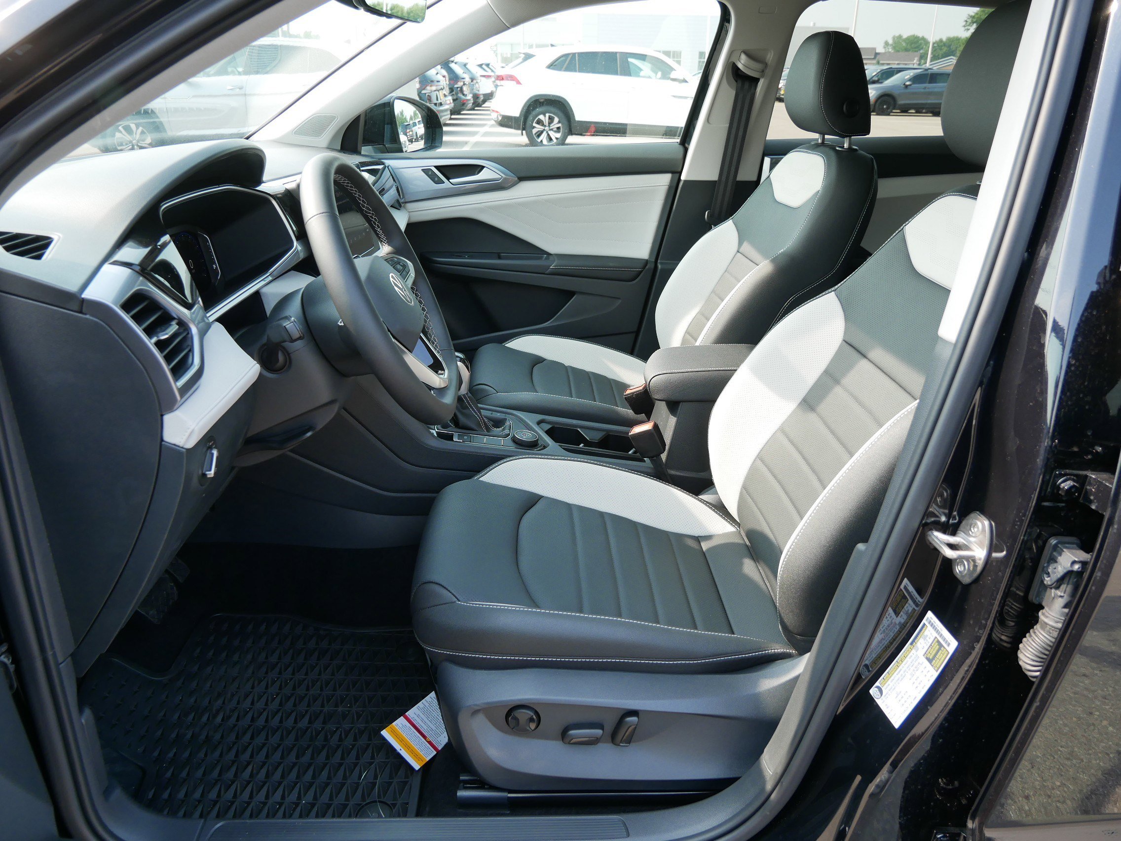 2025 Volkswagen Taos SEL photo 4