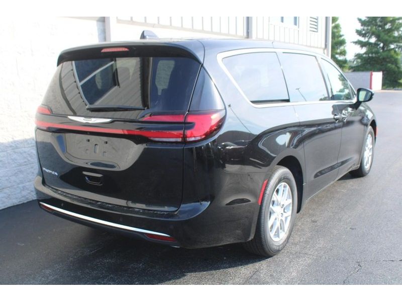 2025 Chrysler Pacifica photo 3