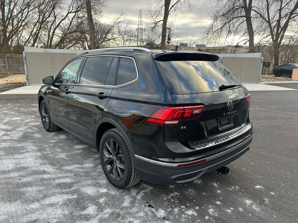 2022 Volkswagen Tiguan SE photo 2