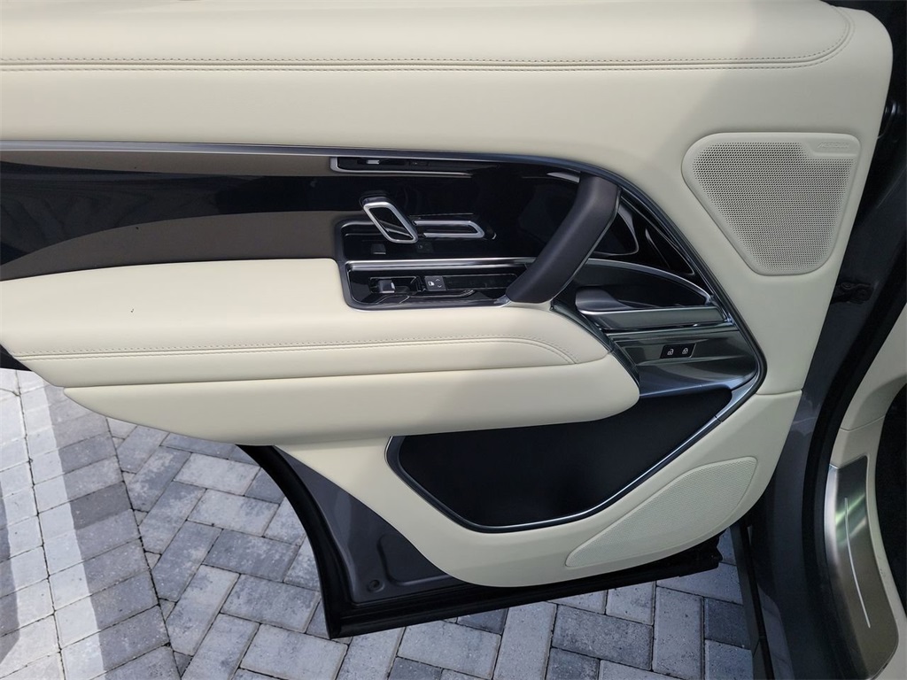 2025 Land Rover Range Rover SE photo 22