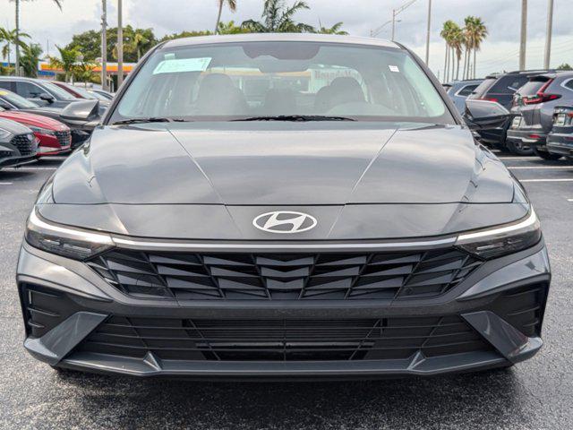 2025 Hyundai Elantra SE photo 2