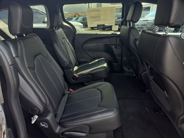 2026 Chrysler Pacifica photo 30
