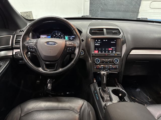 2017 Ford Explorer XLT photo 4