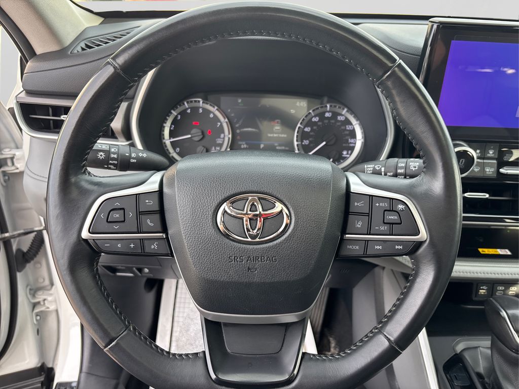 2023 Toyota Highlander L photo 24