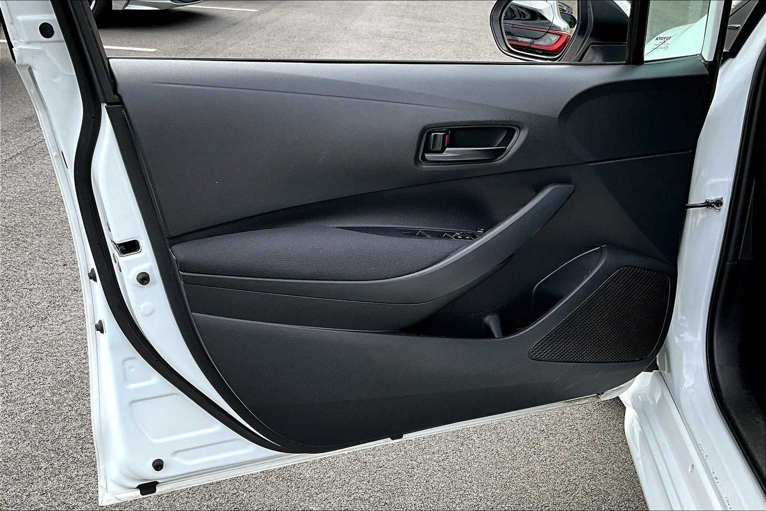 2023 Toyota Corolla LE photo 19
