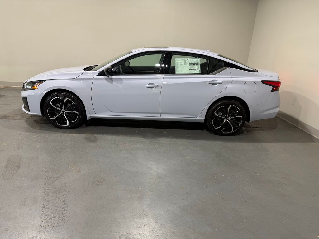 2025 Nissan Altima SR photo 4