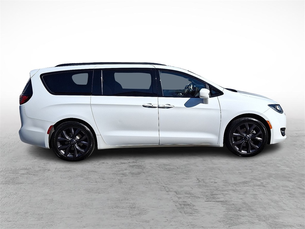 2018 Chrysler Pacifica Touring Plus photo 12