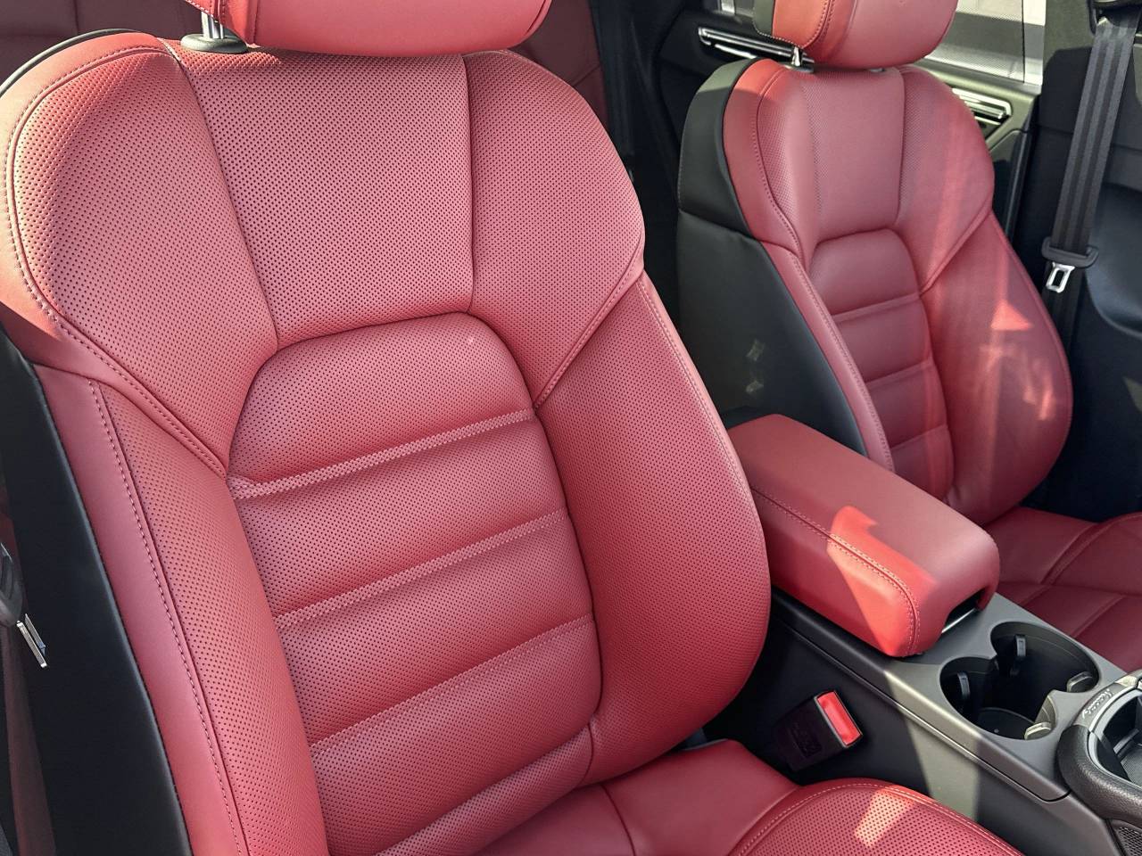2025 Porsche Macan T photo 17
