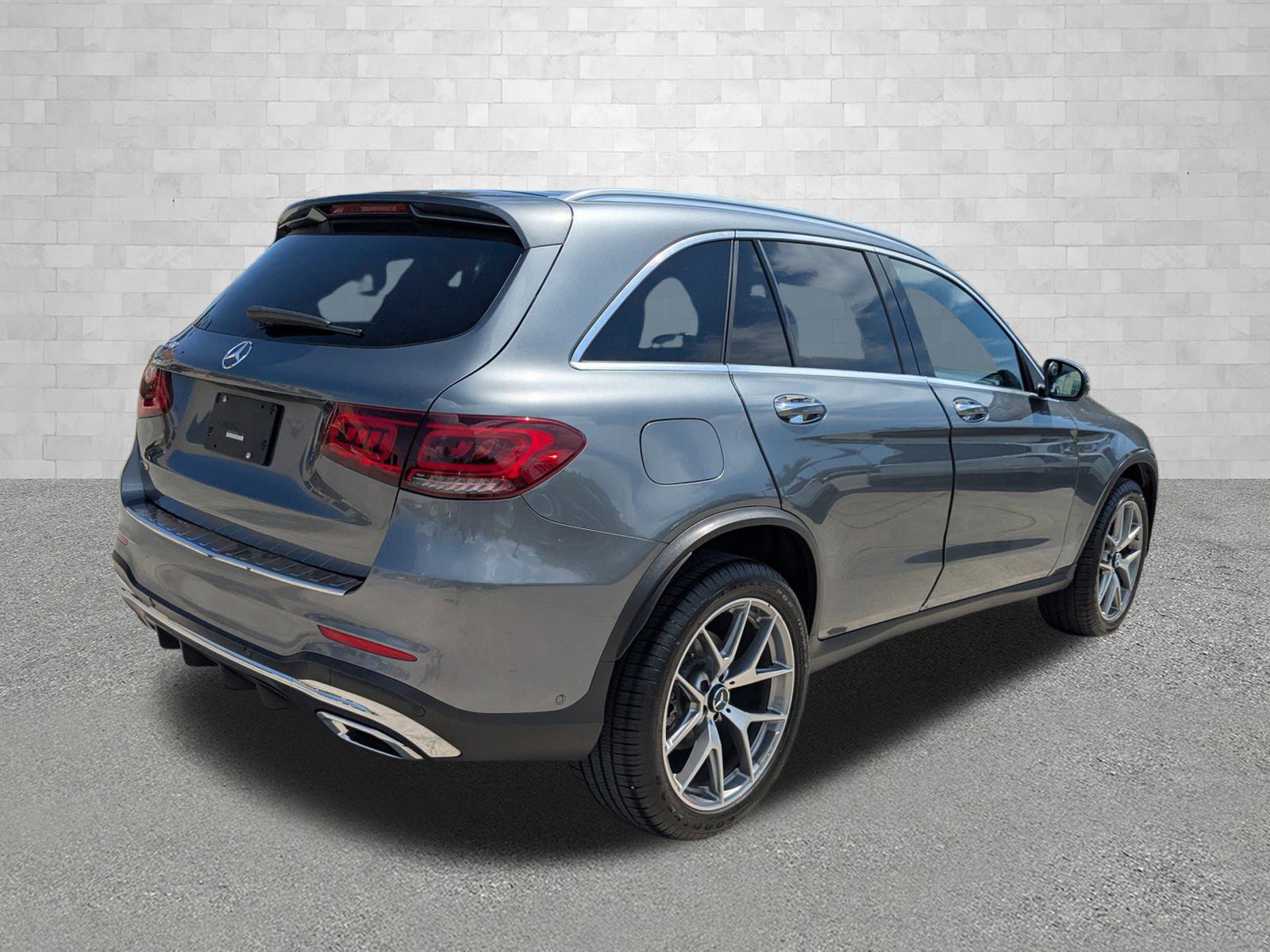 2022 Mercedes Benz GLC 300 photo 2