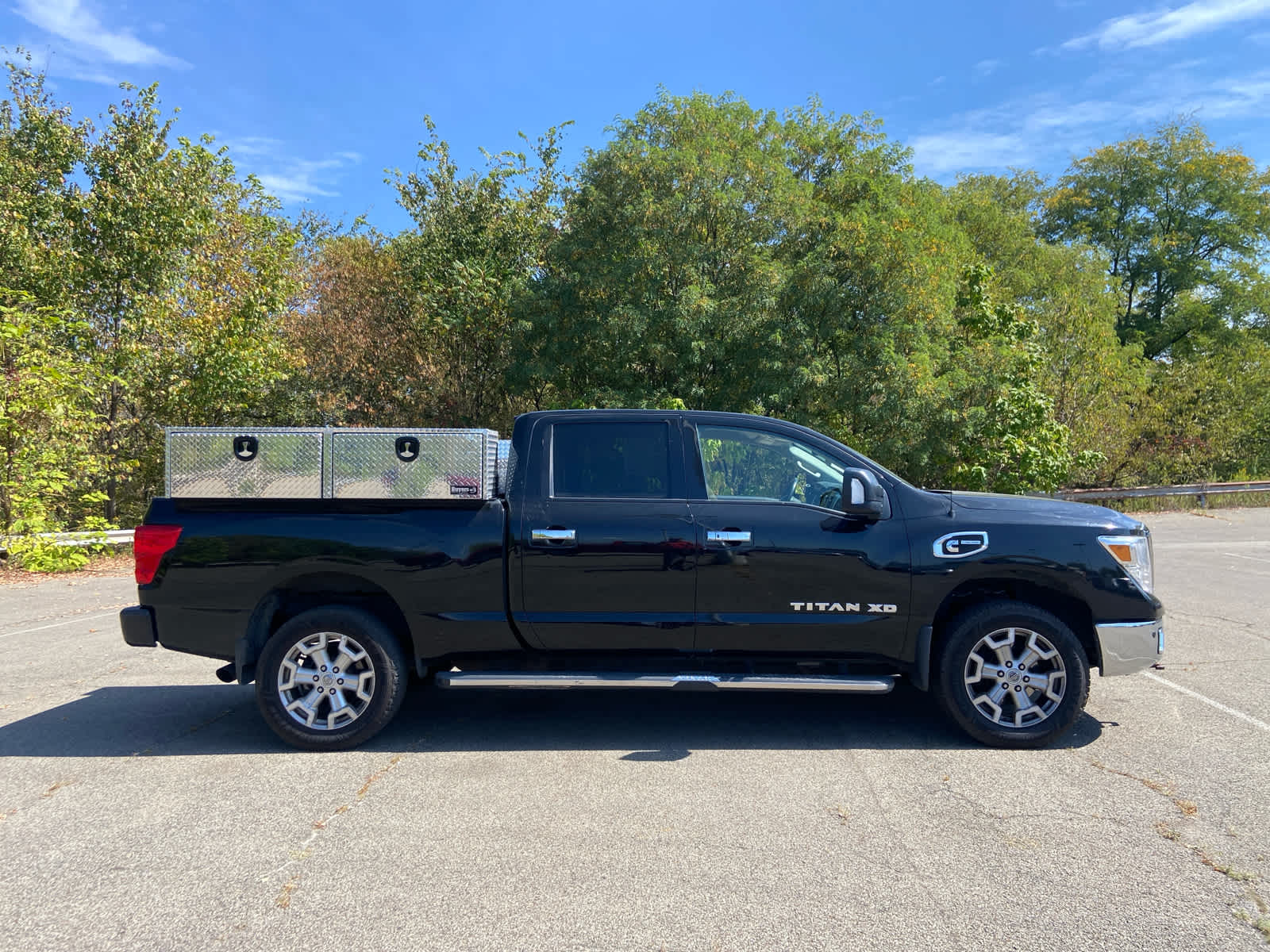 2017 Nissan Titan SV Crew Cab photo 2