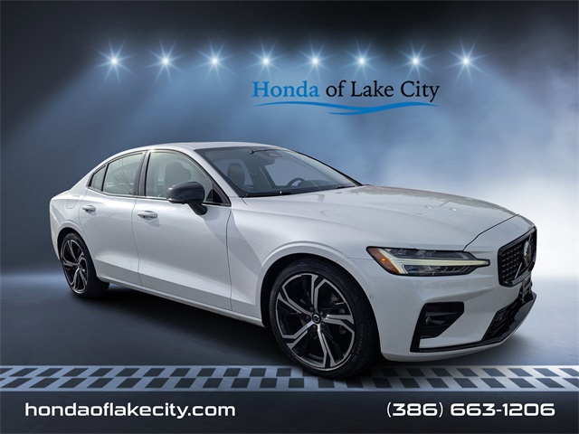 2024 Volvo S60 Plus's photo