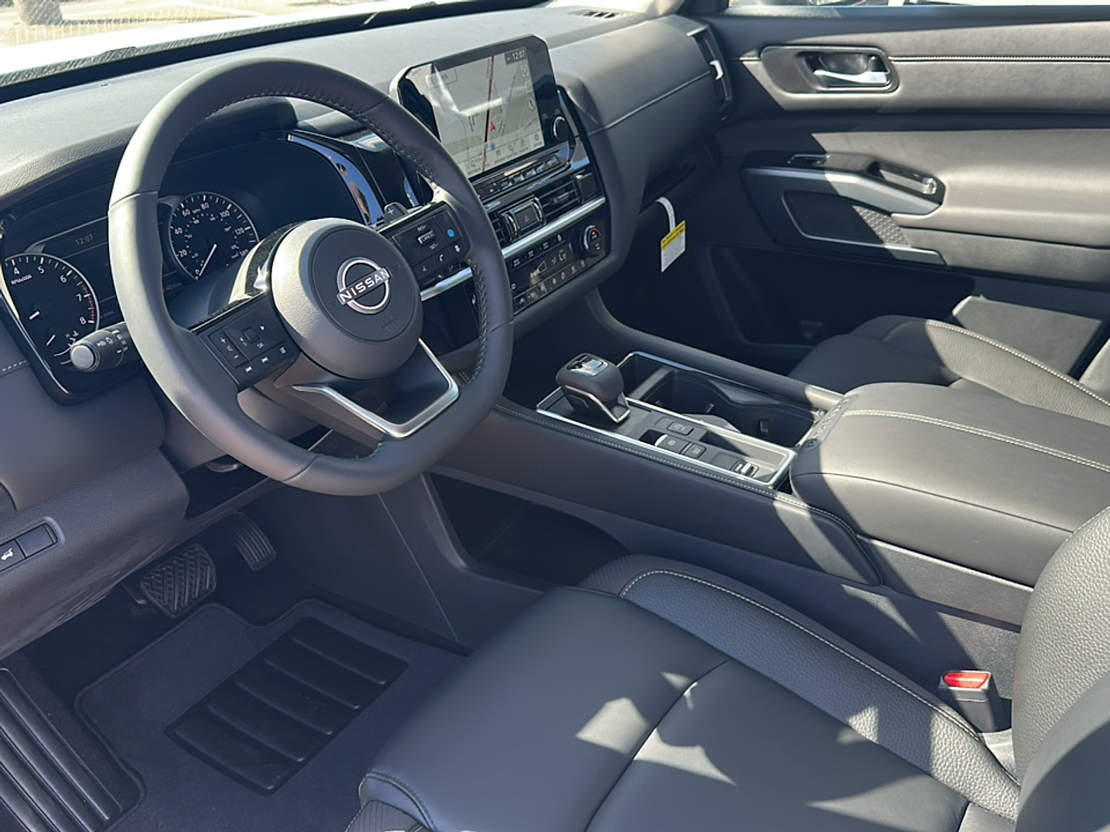 2025 Nissan Pathfinder SL photo 2