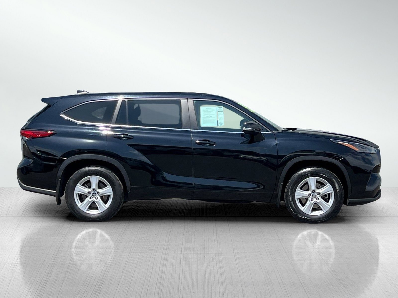 2023 Toyota Highlander L photo 3