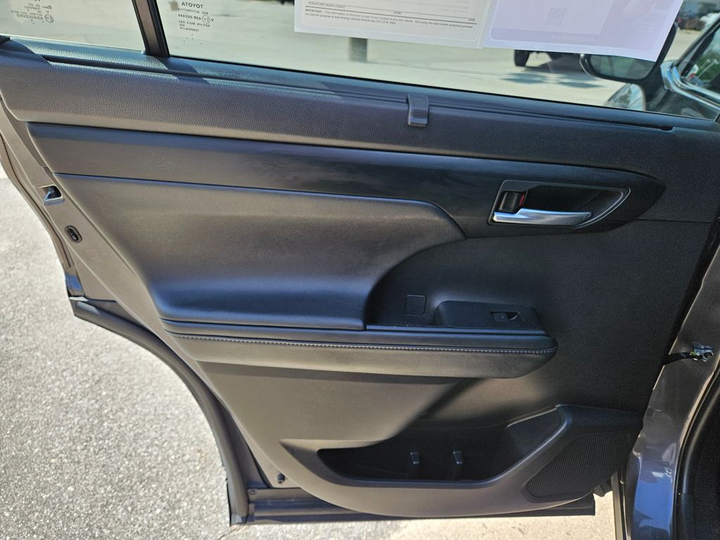 2022 Toyota Highlander XLE photo 23