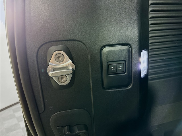 2025 Land Rover Defender 130 X-Dynamic SE photo 26