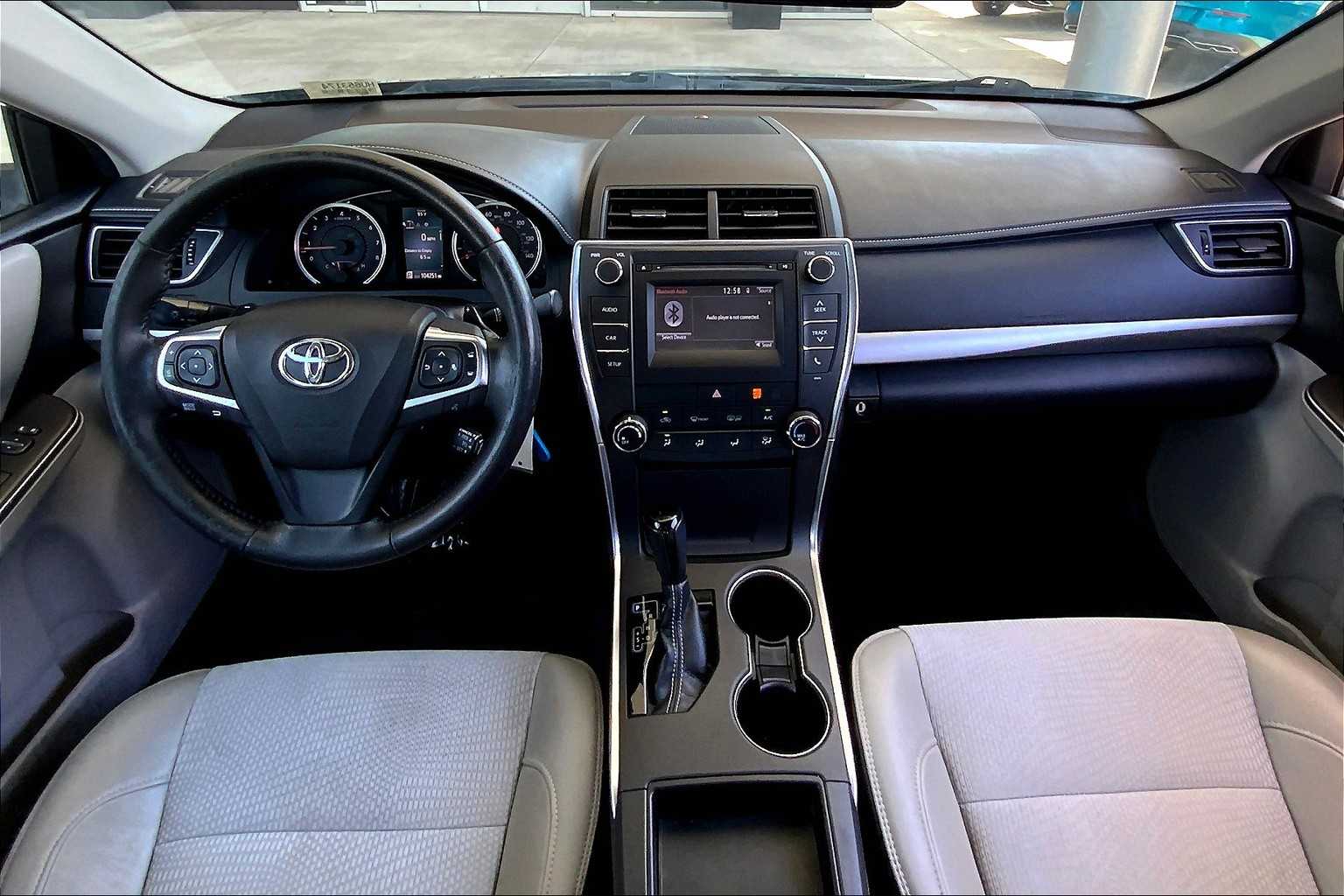 2017 Toyota Camry SE photo 12