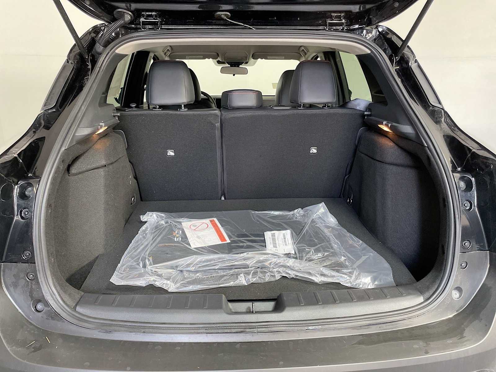 2025 Nissan Kicks SR photo 4