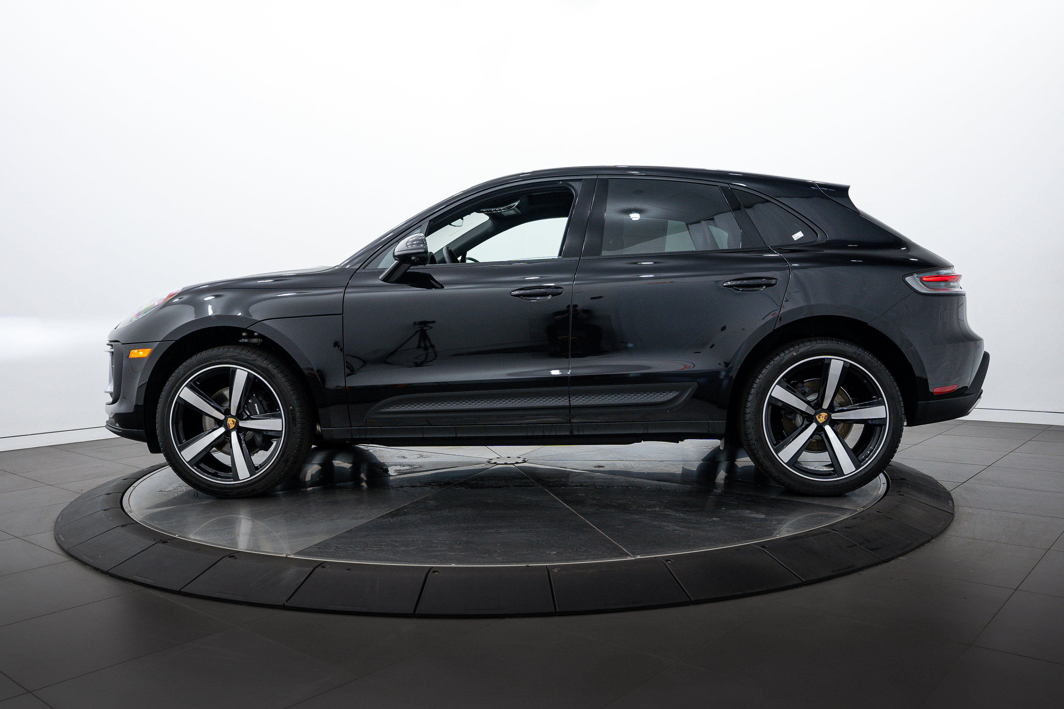 2025 Porsche Macan Base photo 2