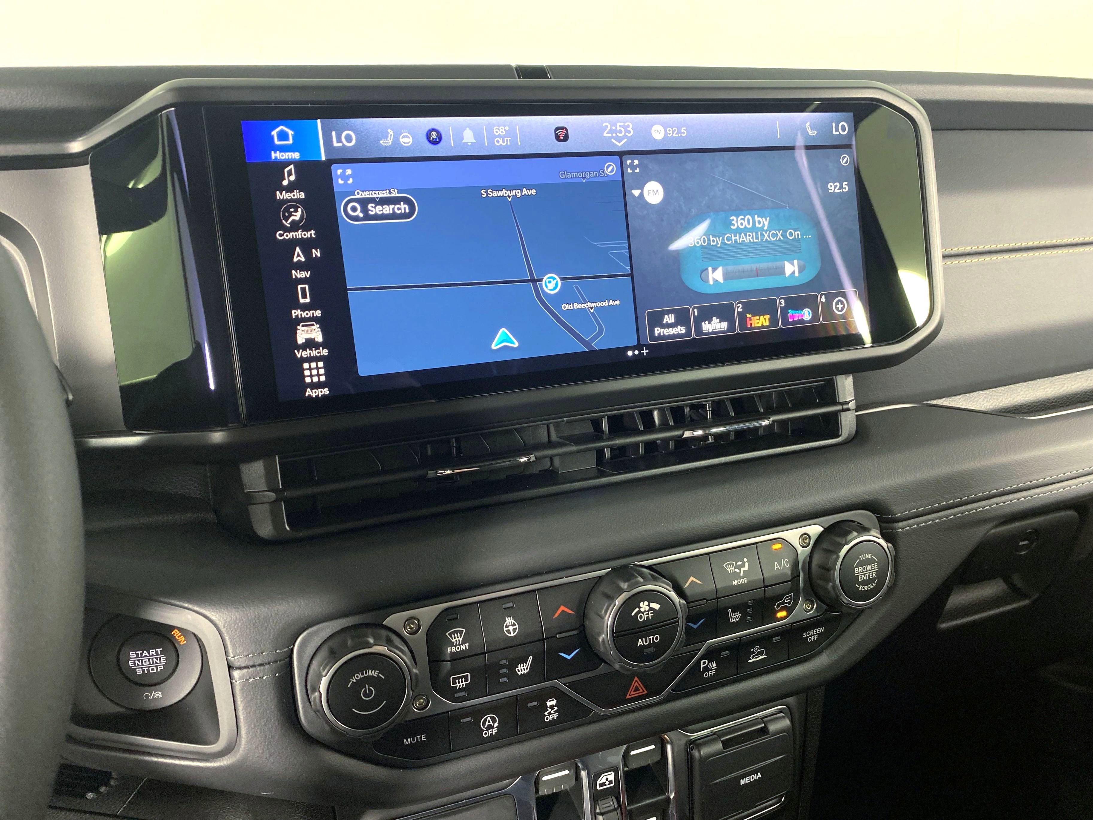 2025 Jeep Wrangler Sahara photo 8