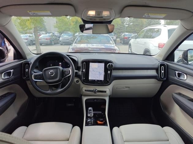 2024 Volvo XC40 Plus photo 3