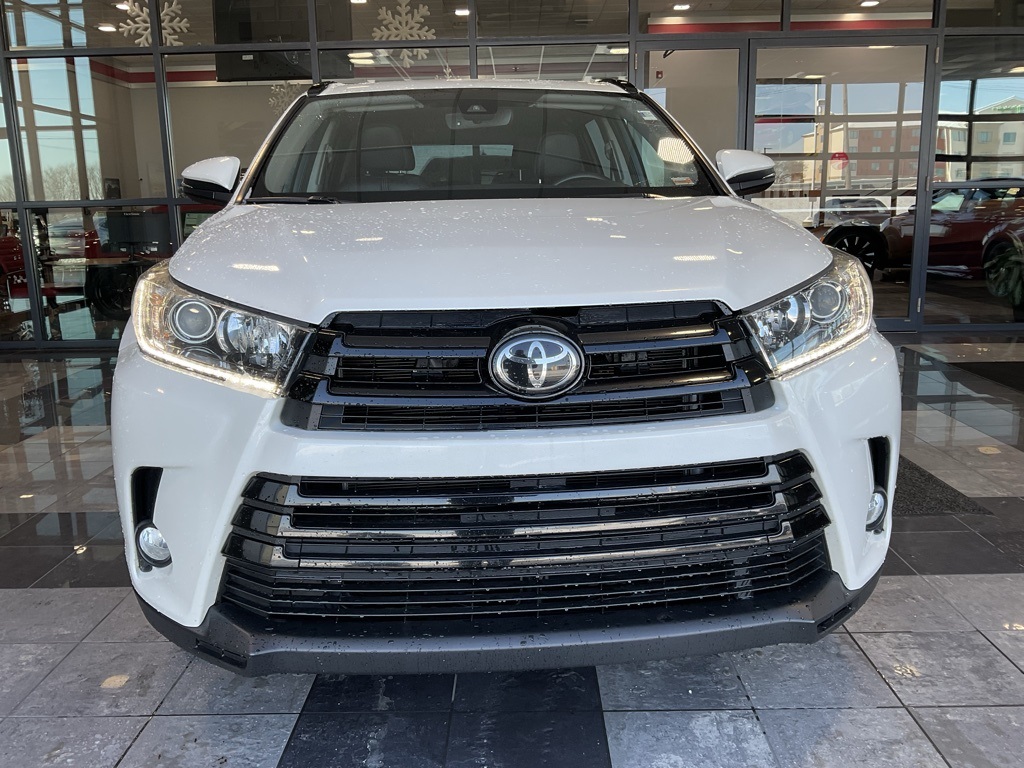 Used 2018 Toyota Highlander SE with VIN 5TDJZRFH1JS838709 for sale in Kansas City