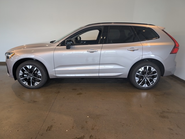 2026 Volvo XC60 B5 Plus photo 3