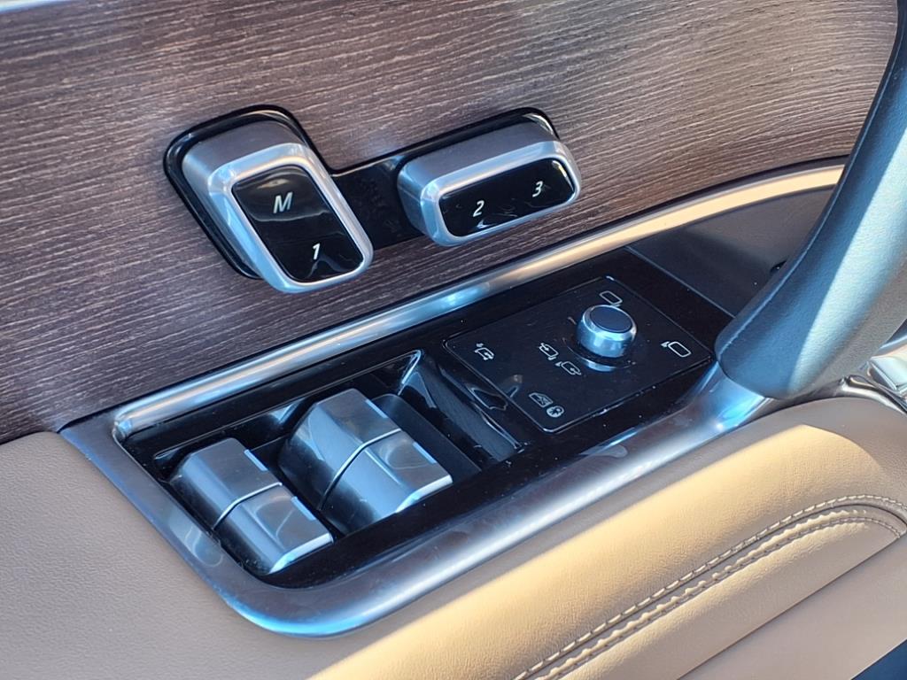 2023 Land Rover Range Rover SE photo 8