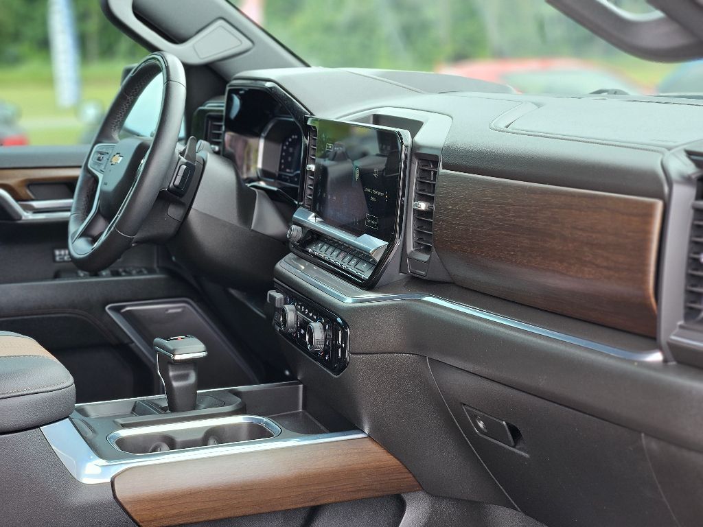 2024 Chevrolet Silverado 1500 High Country photo 12