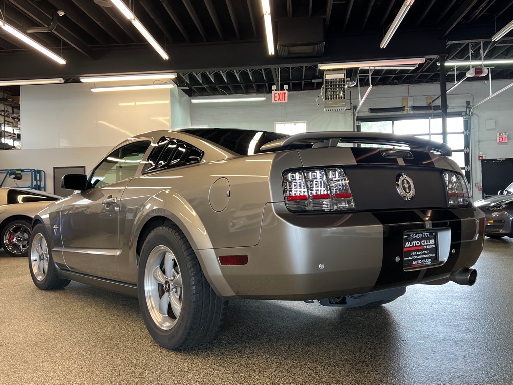 2009 Ford Mustang V6 Deluxe photo 4