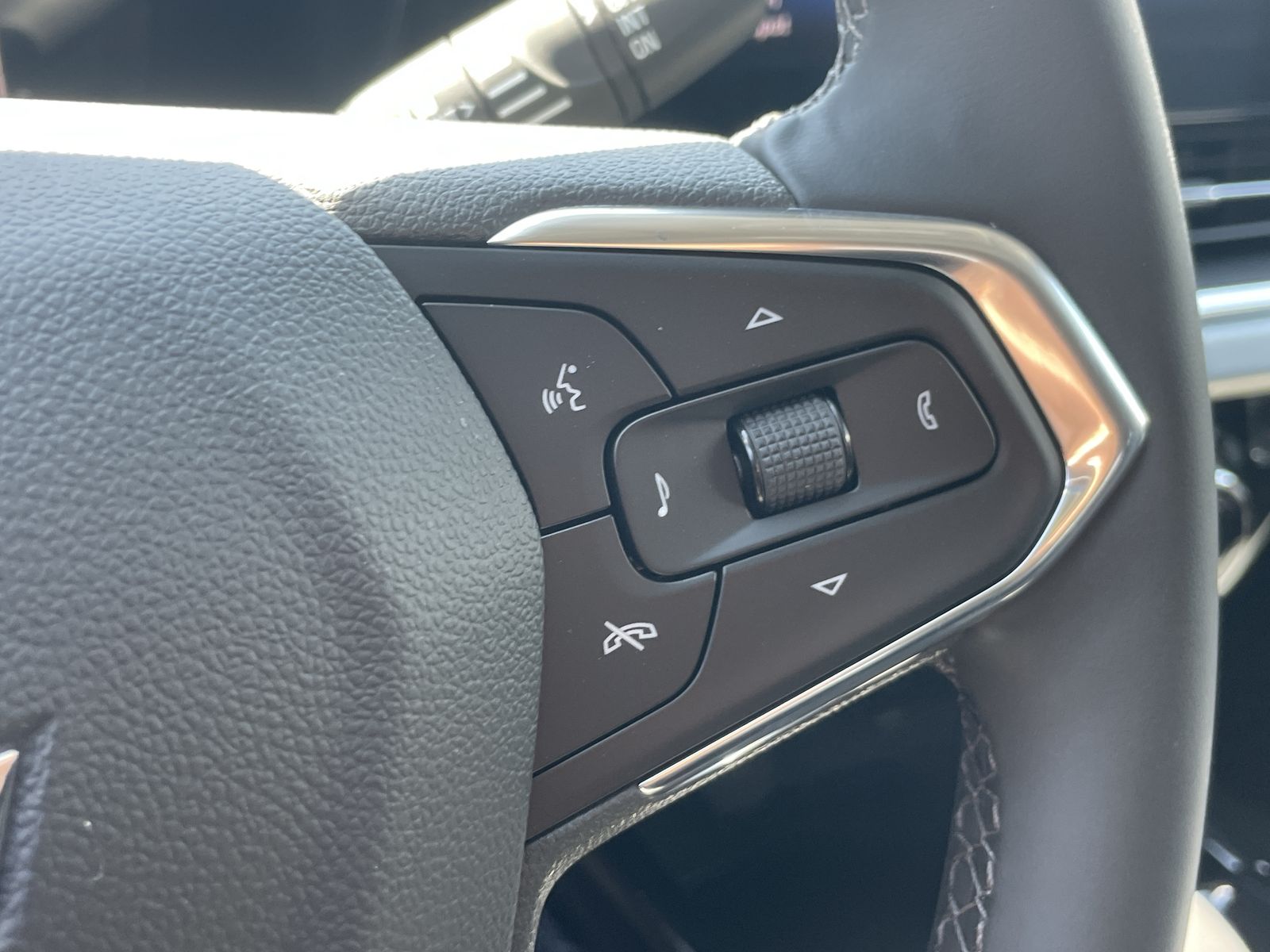 2025 Chevrolet Trax LT photo 13