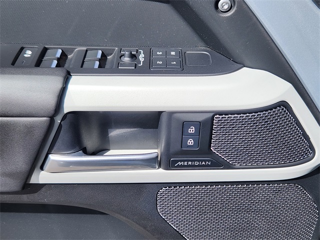 2024 Land Rover Defender 110 S photo 8